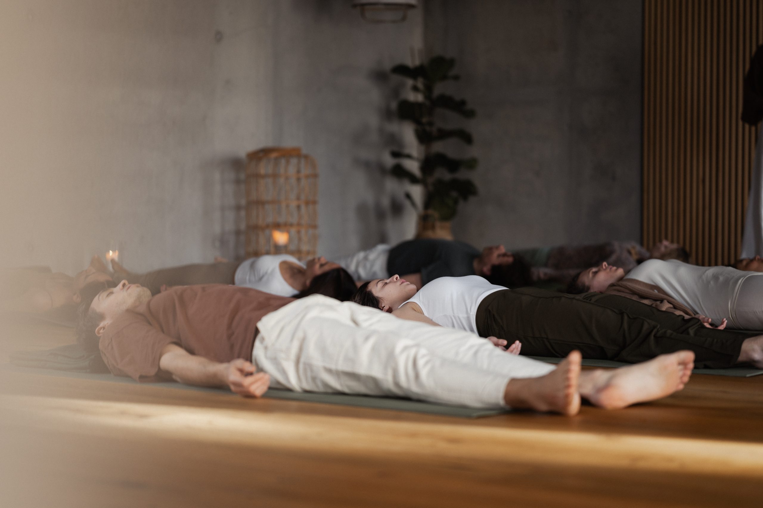 Eine Gruppe von Yoga-Praktizierenden, die liegt.